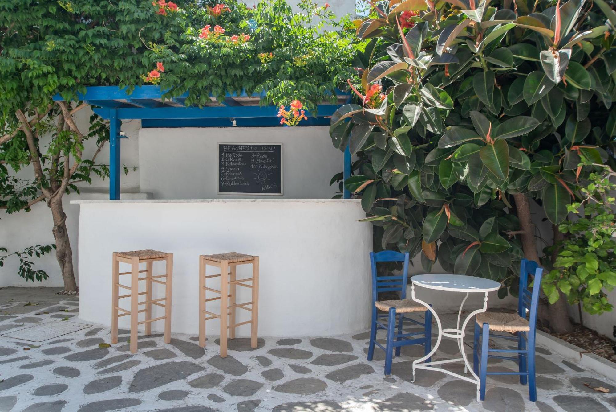 Adelfia * Parikia (Paros)