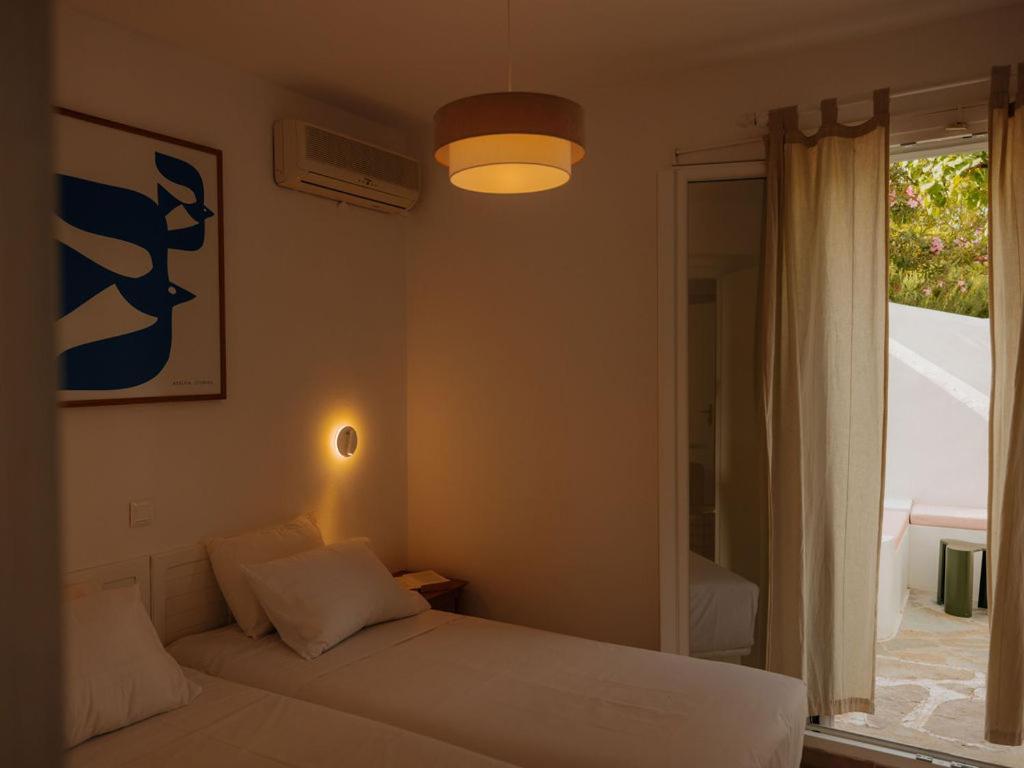 Adelfia * Parikia (Paros)