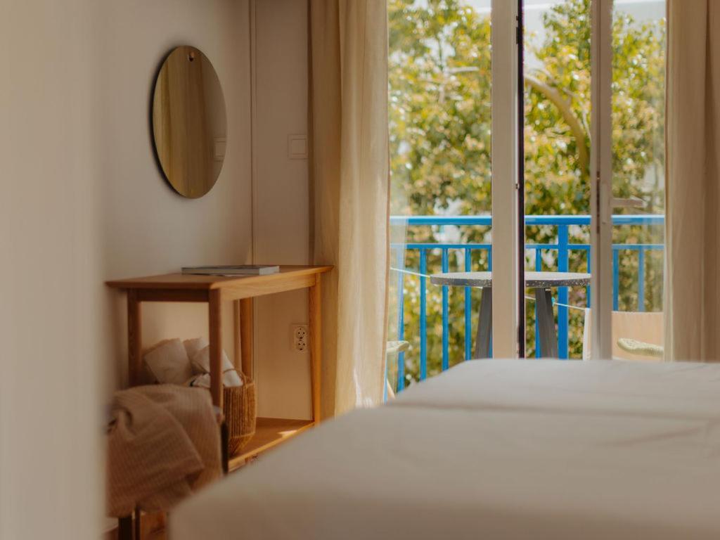 Adelfia * Parikia (Paros)