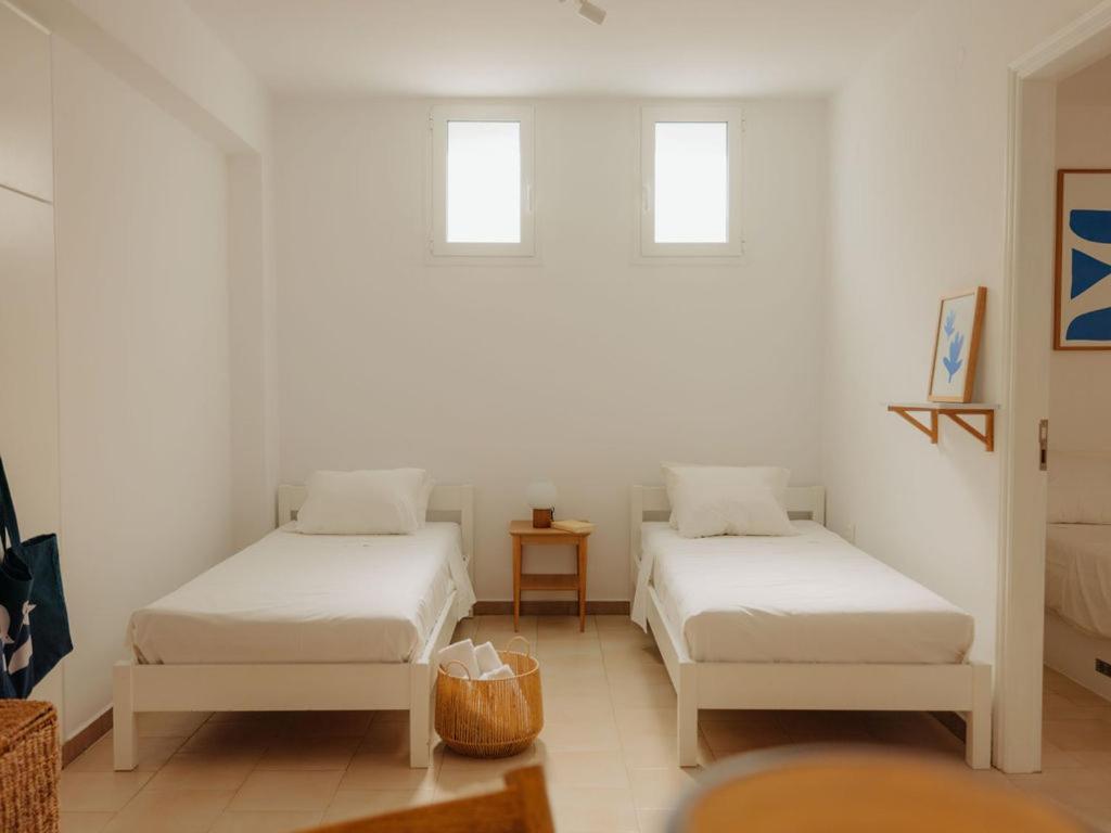Adelfia * Parikia (Paros)