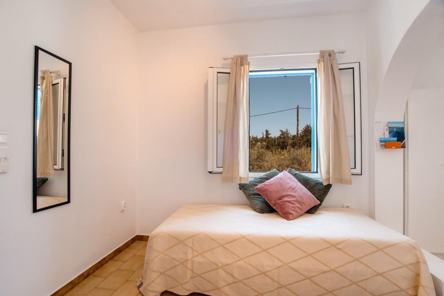 Adelfia Parikia (Paros)