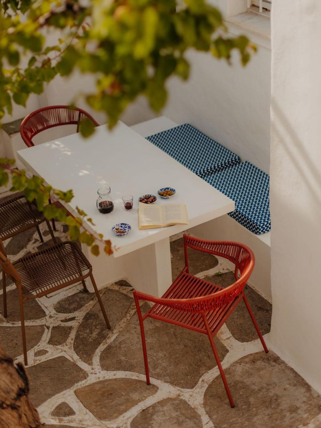 Adelfia * Parikia (Paros)