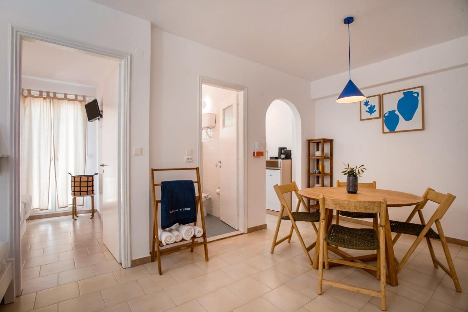 Adelfia * Parikia (Paros)